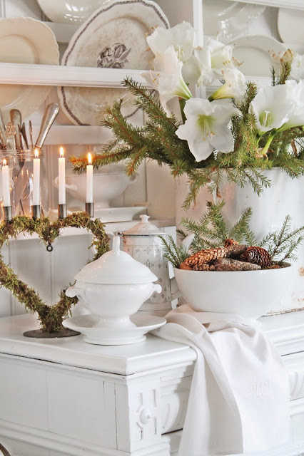 Biało-zielona naturalna dekoracja świąteczna w kuchni