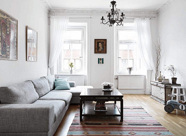 Skandynawski salon z etnicznym dywanem i dekoracjami w stylu vintage