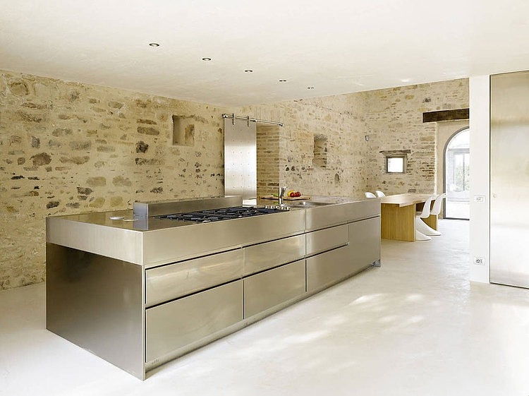 Nowoczesna  stalowa kuchnia, biała podłoga i kamienne ściany