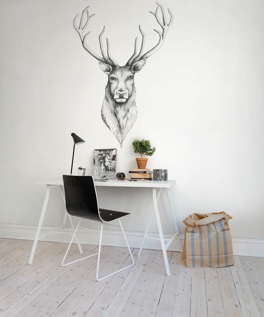 Dekoracja ścienna z motywem jelenia w domowym gabinecie