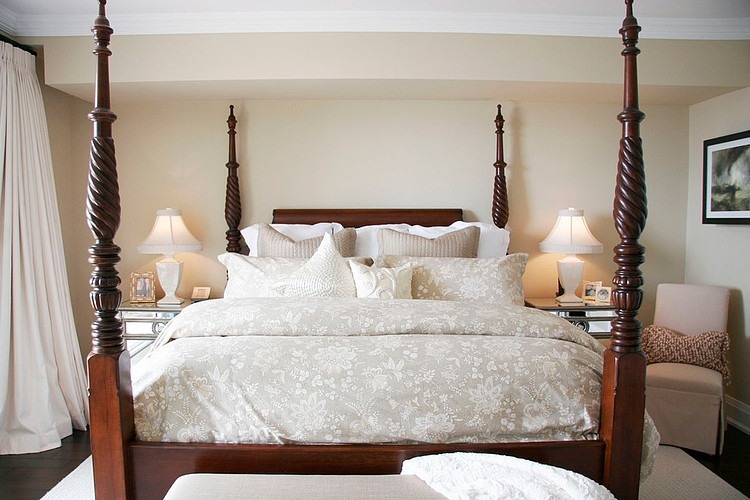 Stylowe, drewniane łóżko z rzeźbionymi dekorami