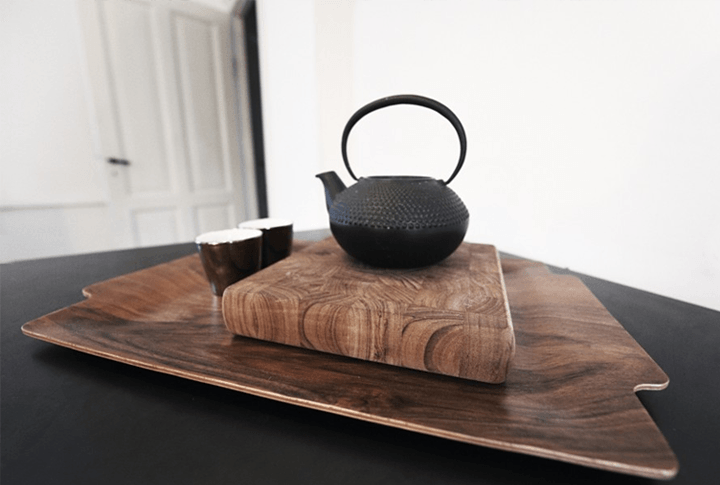 Drewniane detale i czarna ceramika w kuchni