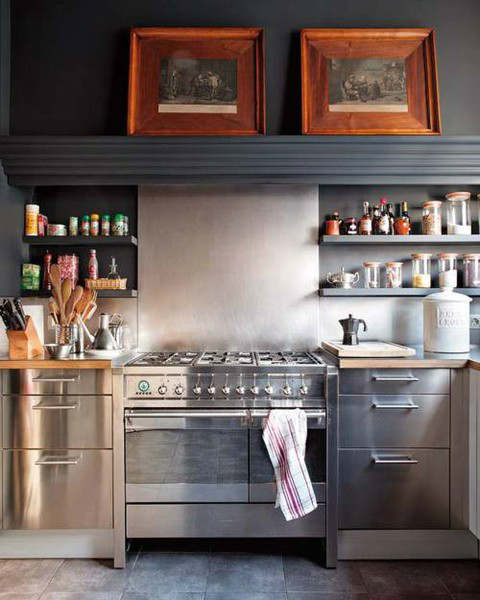 Czarne półki na przyprawy i dekoracje w srebrnej kuchni