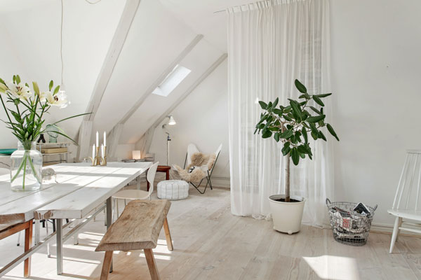 Białe otwarte wnętrze skandynawskiego loftu