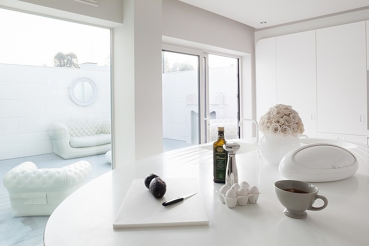 Biała śniegowa aranżacja otwartej przestrzeni nowoczesnego mieszkania