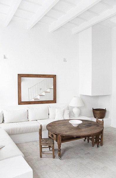 Modern rustykalny salon w bieli i drewnie