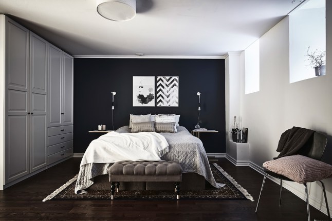 Szaro-czarna sypialnia w stylu tradycyjnym skandynawskim