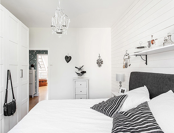 Biała sypialnia ze ścianą w białe deski