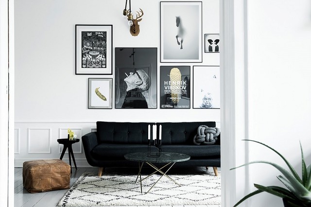 Elegancki salon z czarną sofą