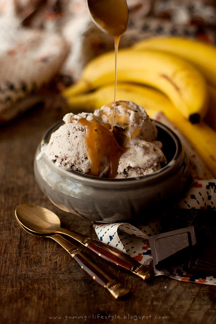 Yummy Lifestyle - Z uwielbienia dla jedzenia.: Lody bananowe z czekoladą i domowym karmelem.