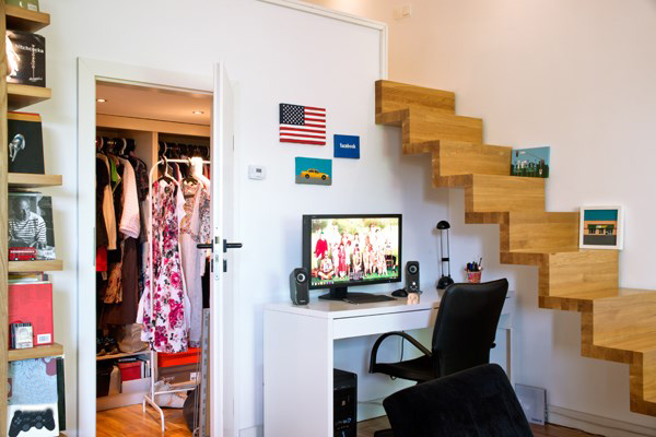 Domowe miejsce pracy i garderoba pod schodami