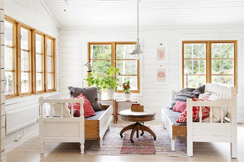 Jak urządzić salon w wiejskim stylu w tradycji skandynawskiej ?