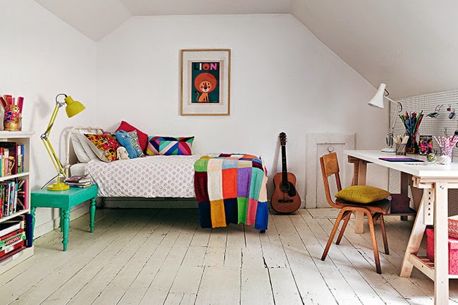 Młodzieżowy pokój w stylu eklektycznym z turkusowym stolikiem,żółtą lampą,patchworkową narzutą i białym biurkiem na kozłach