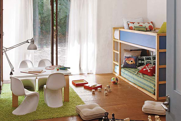 Piętrowe łóżka i stolik - biurko z krzesłami panton dla dzieci