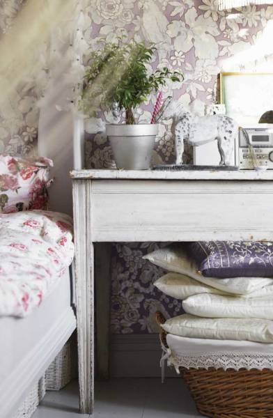 Fioletowo-perłowa , kwiecista tapeta na ścianie w sypialni