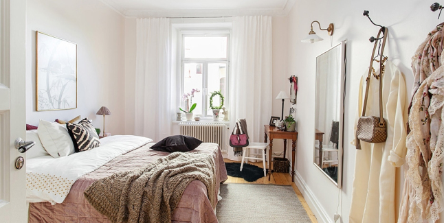 Aranżacja białej sypialni z drewnianymi i beżowymi detalami