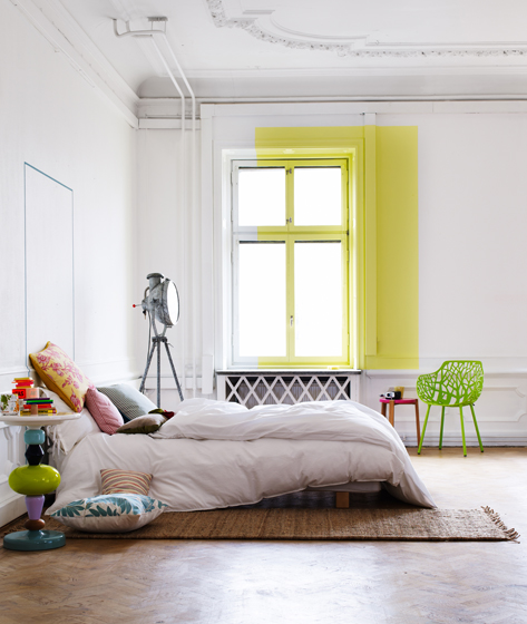 Biało-kolorowa sypialnia,skandynawska sypialnia