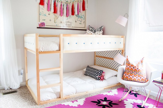 Piętrowe łóżko w pokoju dziecięcym