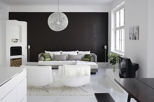 Czarna ściana  i biała podłoga w nowoczesnym salonie