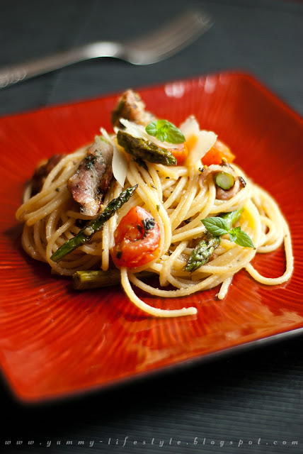 Yummy Lifestyle - Z uwielbienia dla jedzenia.: Bardzo czosnkowe spaghetti ze szparagami zapiekanymi w boczku.