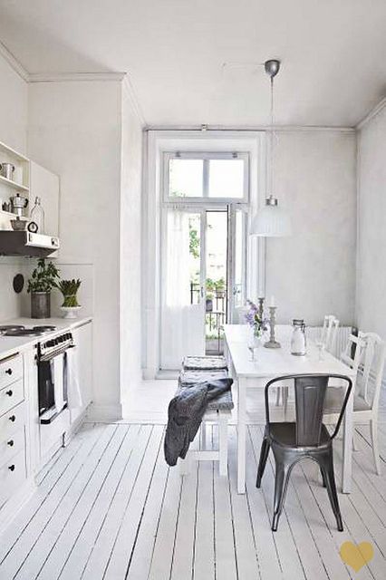 Krzesła metaliczne tolixy, białe krzesła skandynawskie i biała ławka przy stole kuchennym