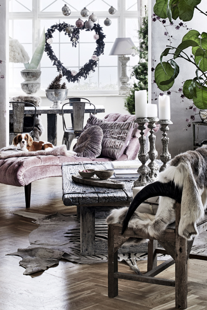 Świąteczna dekoracja okna i stoł w salonie z srebrnymi elementami provence vintage