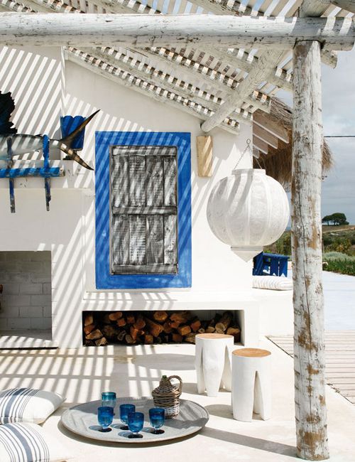 Piękny taras śródziemnomorski z niebieskimi i marokańskimi dekoracjami