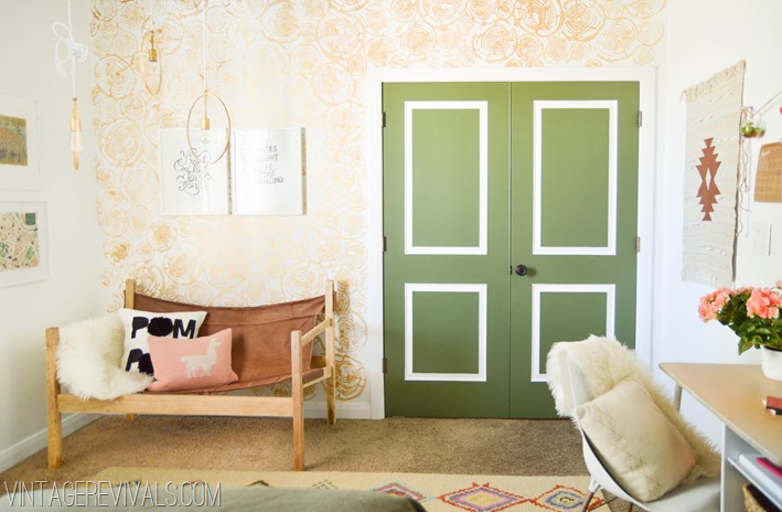 Kolorowe drzwi i wzorzysta ściana w sypialni