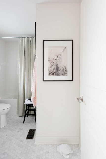 Ozdobny obraz na ścianie w czarno-białej łazience
