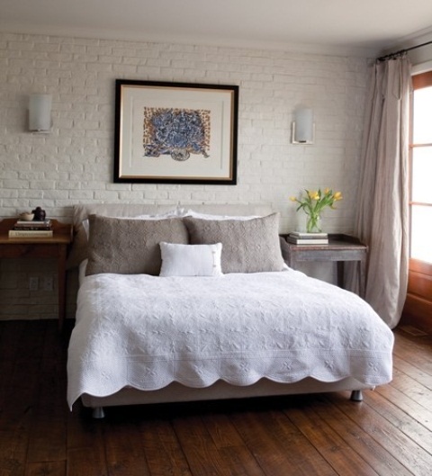 Tradycyjna sypialnia z pomalowaną cegłą
