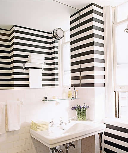 Łazienka w czarno-białe paski,tapeta w czarno-białe paski, czarno-biała aranżacja,ściana w paski,dekoracje w paski