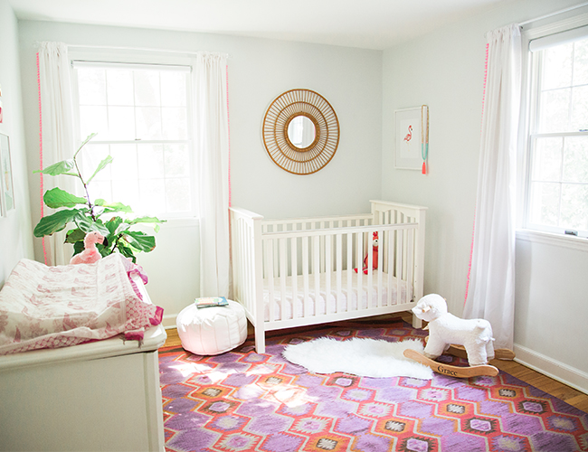 Pokój dla niemowlęcia w bieli i z kolorowymi dodatkami