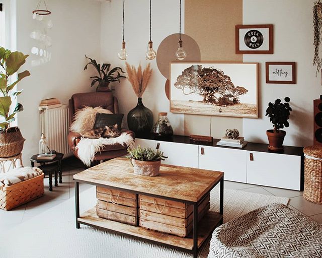 Salon w kolorach ziemi z drewnianym stolikiem kawowym