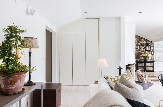 Jak wbudować białe szafy w ścianach salonu ?