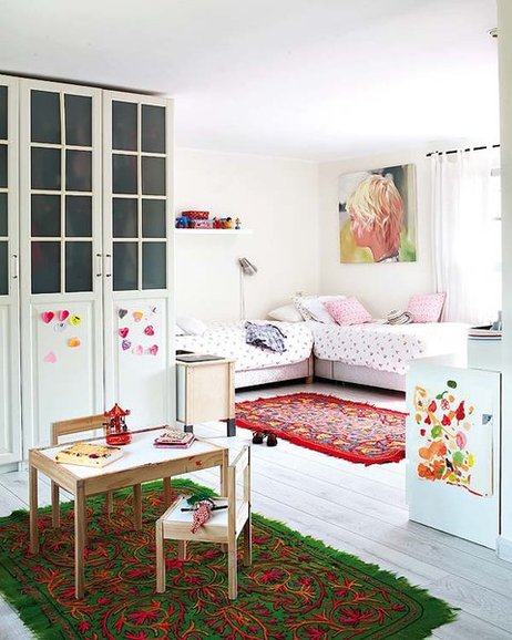 Kolorowe dywany w dziecięcym pokoju