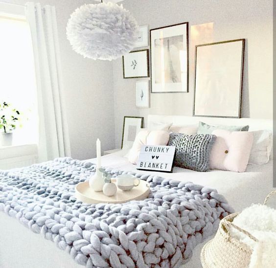 Aranżacja sypialni jest bardzo romantyczna. Jasne kolory wnoszą łagodny klimat, a poduszki i gruby koc potęgują...
