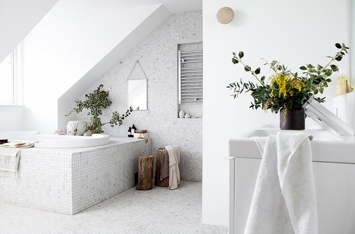 Płytka ceramiczna drobna kostka na podłodze i ścianach w aranżacji łazienki w stylu skandynawskim