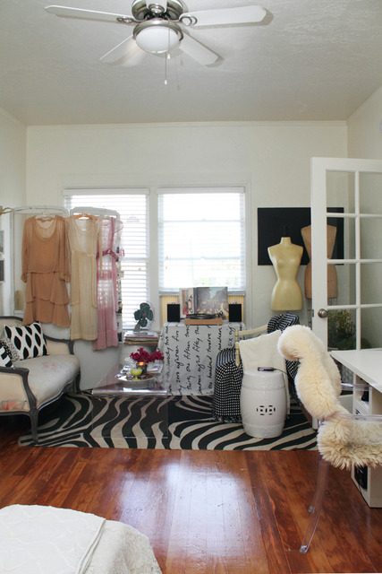 Ceramiczny biały puf i dywan zebra na podłodze w salonie