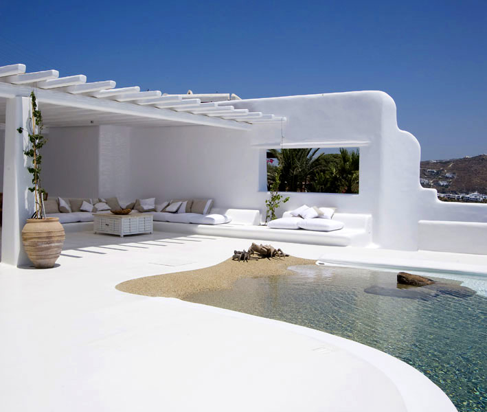 Najpiękniejszy biały taras z basenem w Santorini