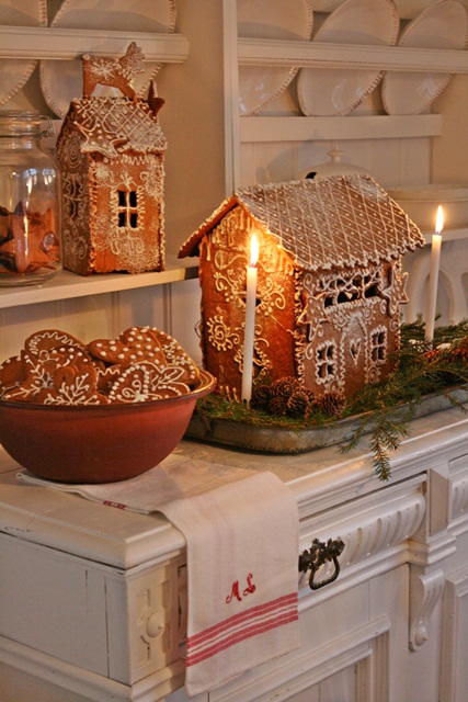 Piernikowe domki i gwiazdki w świątecznej dekoracji kuchni