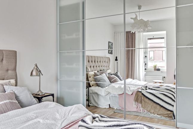 Lacobel i lustra w zabudowie szaf w skandynawskiej sypialni