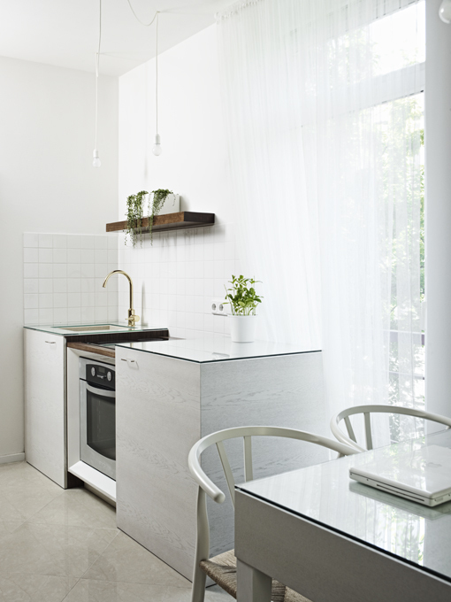 Biała kuchnia,biało-brązowe wnętrze,okładziny na scianę,orzechowe okleiny,orzech z połyskiem,nowoczesne wnetrze,jak urzadzić małe mieszkanie,eleganckie wnętrze
