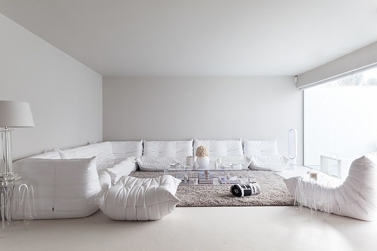 Biała śniegowa aranżacja otwartej przestrzeni nowoczesnego mieszkania