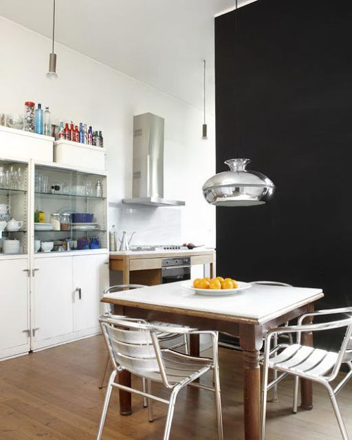 Kuchnia w lofcie,industrialna kuchnia,biało-czarna kuchnia,czarna ściana,srebrne lampy,metalowe krzesła