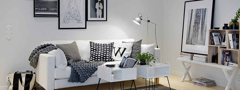 Biała nowoczesna sofa w salonie