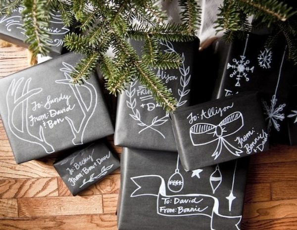Szkolne wzory tablicowe na opakowaniach świątecznych prezentów