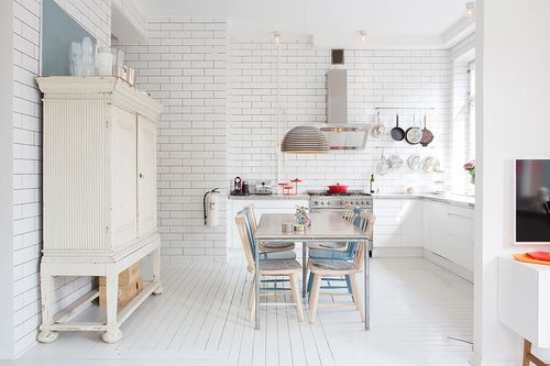 Biała szafa z półką w stylu shabby w aranżacji białej kuchni skandynawskiej