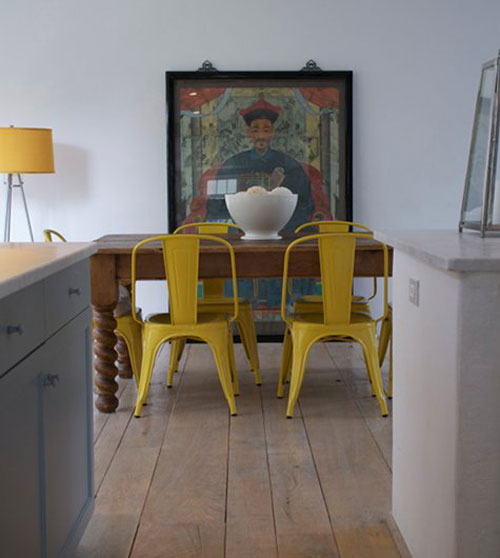Żółte metalowe   krzesła ze stylowym stołem