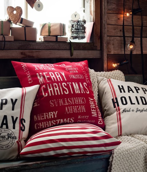 Świąteczna aranżacja z poduszkami z nadrukiem MERRY  CHRISTMAS