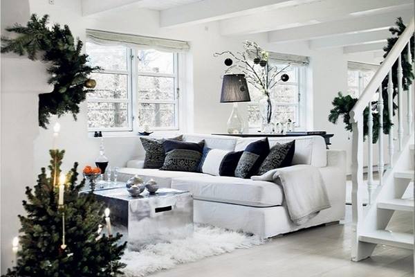 Biało-czarna aranżacja świąteczna w salonie skandynawskim